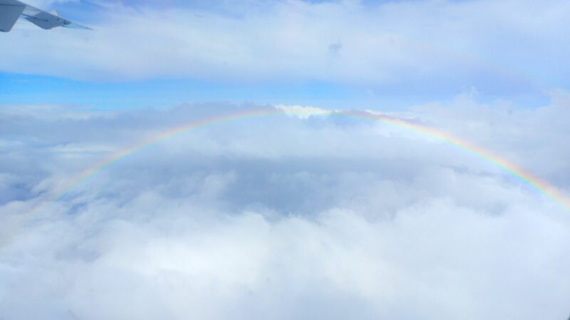ボラボラ島上空の虹